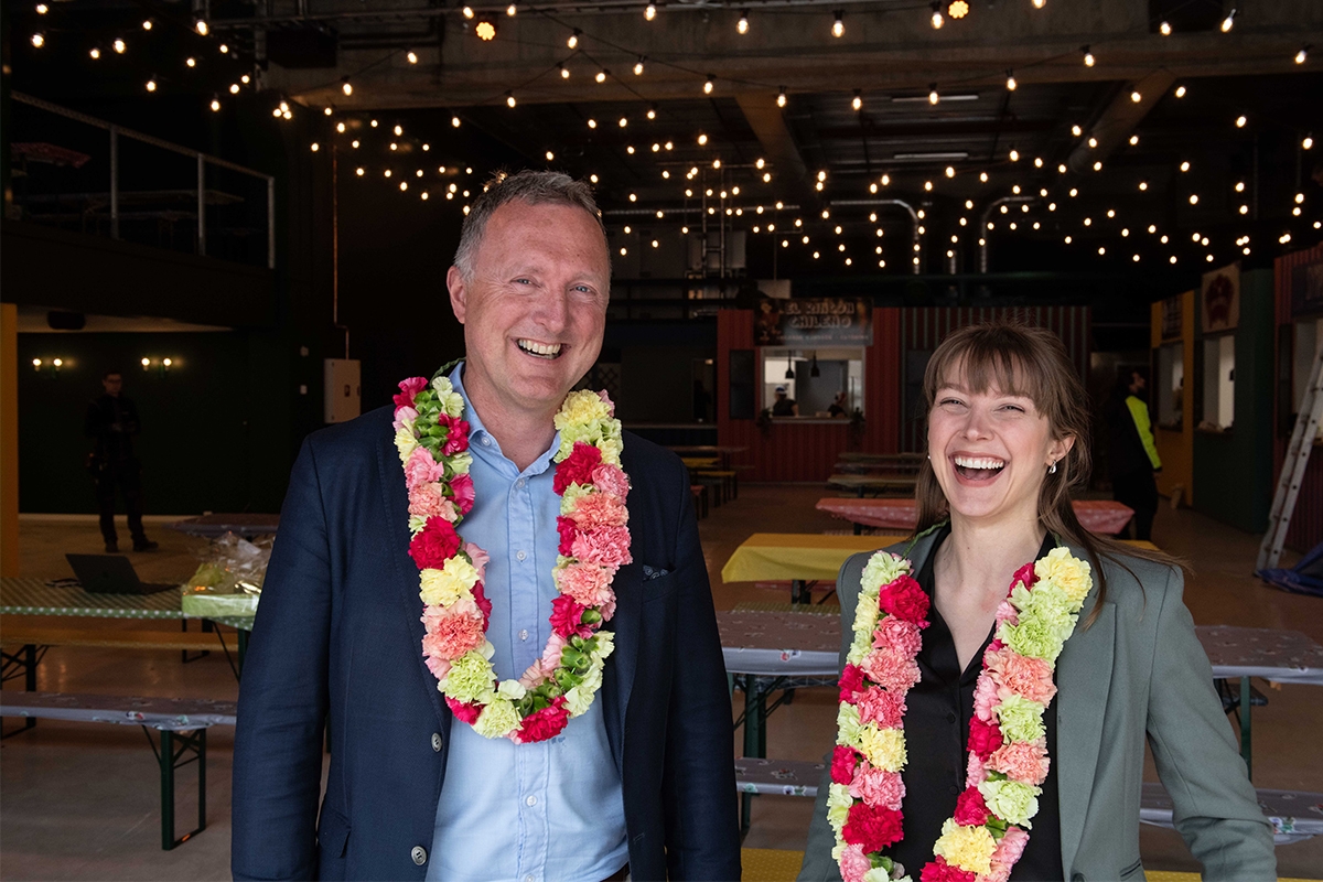 Hildegunn Gutvik og Ole Petter Bjørseth med blomsterkranser inne på Lager11.