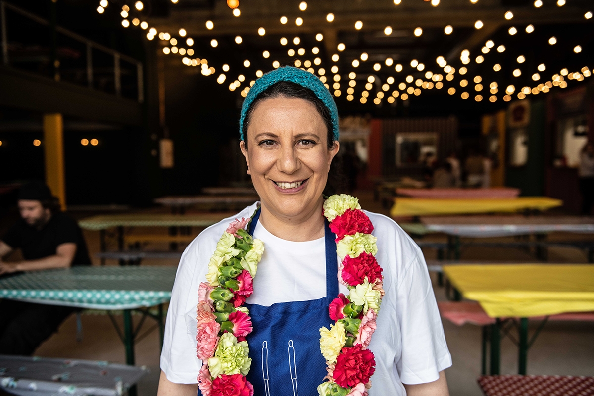 Chryssa Kouzinoglou med blomsterkrans