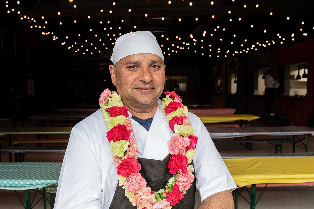 Sarabjit Singh med blomsterkrans