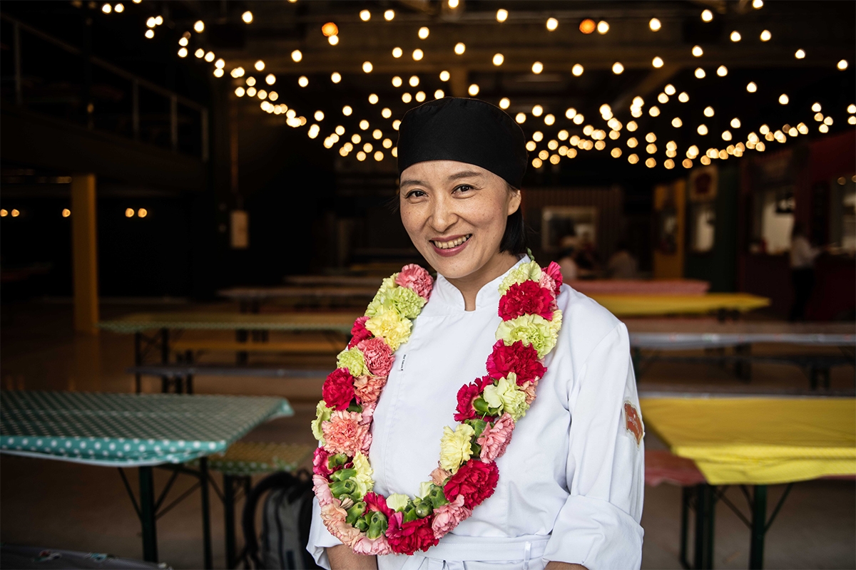 Wuyan Wang med blomsterkrans