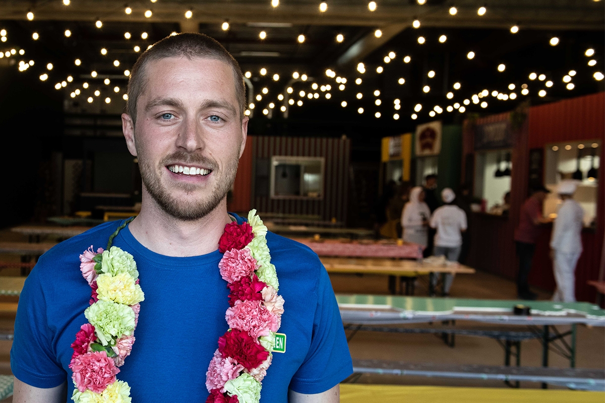 Rasmus Hartman med blomsterkrans