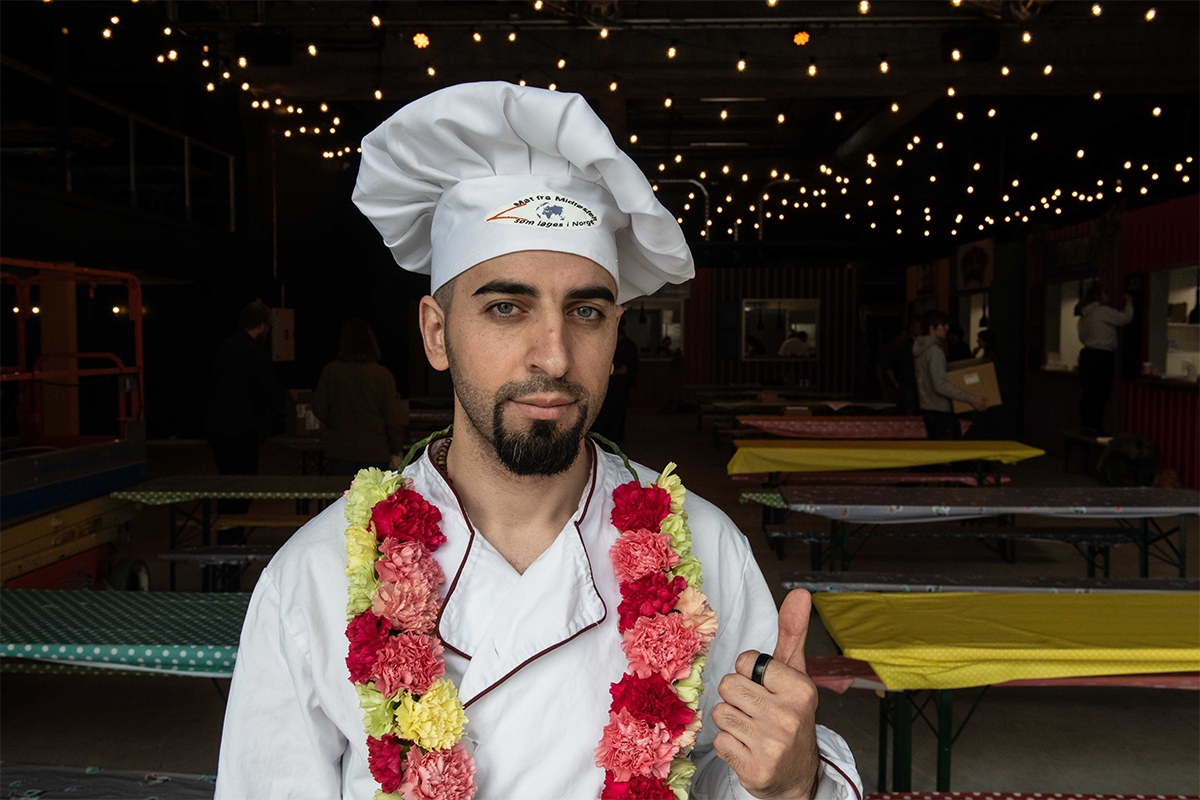 Ahmad Zahra med blomsterkrans