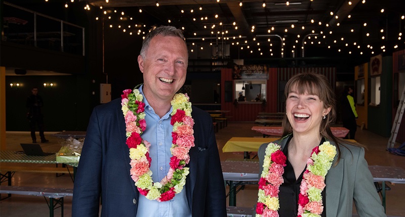 Hildegunn Gutvik og Ole Petter Bjørseth med blomsterkranser inne på Lager11.