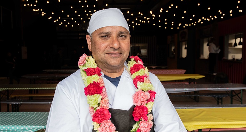 Sarabjit Singh med blomsterkrans