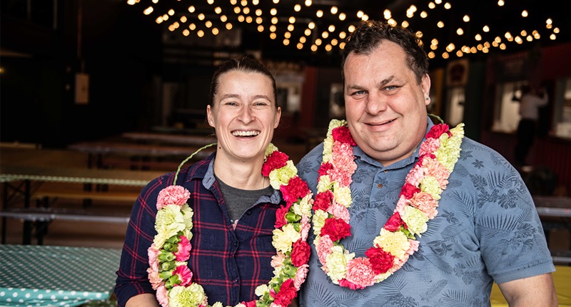 Mira og Przemyslaw Tkacz med blomsterkranser